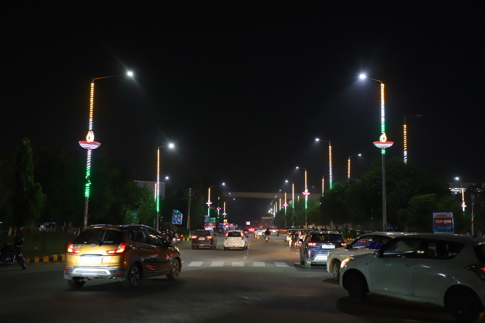 Greater Noida News: दिवाली से पहले ग्रेनो की प्रमुख सड़कों पर बढ़ेगी रोशनी, 6.46 करोड़ रुपये से लगेंगी नई स्ट्रीट लाइटें; तीन प्रमुख मार्ग होंगे रोशन