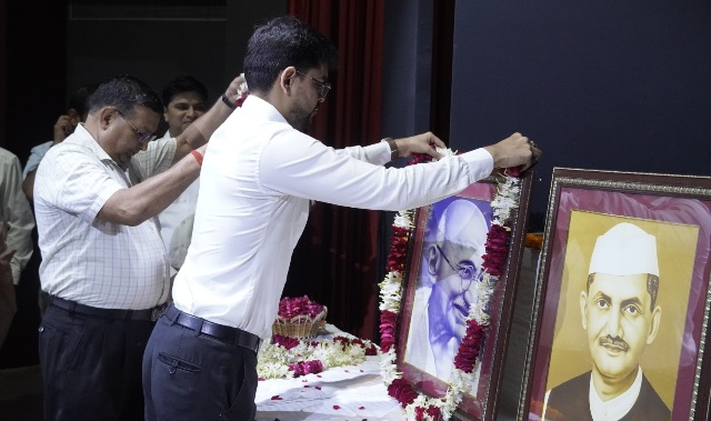 Greater Noida News: गांधी-शास्त्री जयंती पर ग्रेनो प्राधिकरण में श्रद्धांजलि कार्यक्रम, एसीईओ सुमित यादव ने कहा- गांधी जी के सिद्धांत आज भी प्रासंगिक