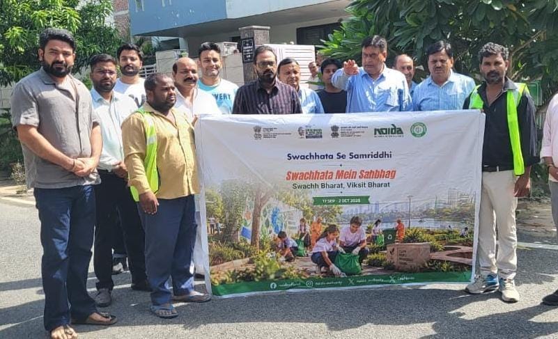 Noida News: गांधी-शास्त्री जयंती पर सेक्टर 105 में RWA का भव्य स्वच्छता अभियान, ACEO पुष्पराज सिंह समेत प्राधिकरण अधिकारियों और निवासियों ने किया श्रमदान