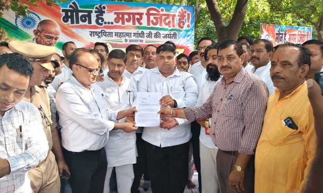 Greater Noida News: मौन हैं… मगर जिंदा हैं!, गांधी जयंती पर कलेक्ट्रेट में सवर्ण स्वाभिमान मंच का मौन उपवास, UGC RollBack समेत आरक्षण और SC/ST Act में संशोधन की मांग