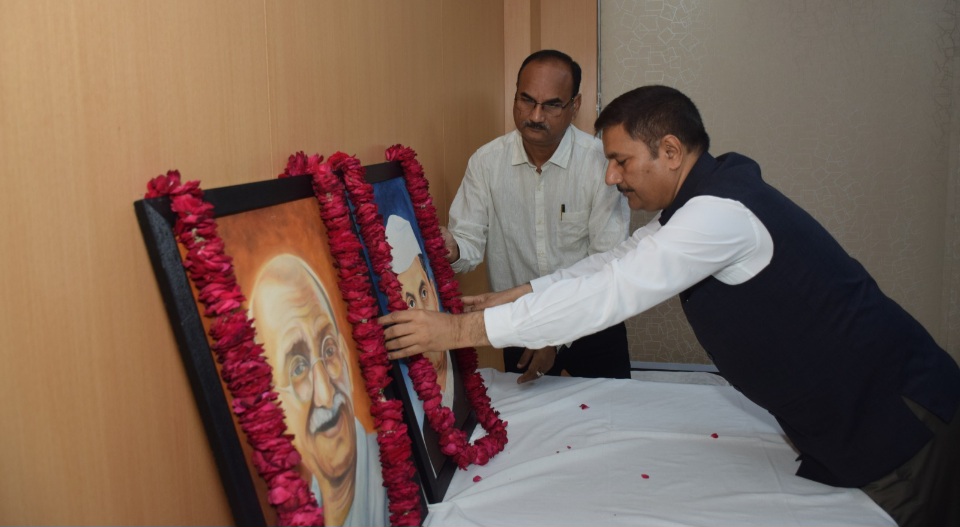 YEIDA News: यमुना प्राधिकरण कार्यालय में गांधी-शास्त्री जयंती पर कार्यक्रम, CEO राकेश कुमार सिंह ने स्वराज, स्वदेशी और सर्वोदय के विचारों पर डाला प्रकाश