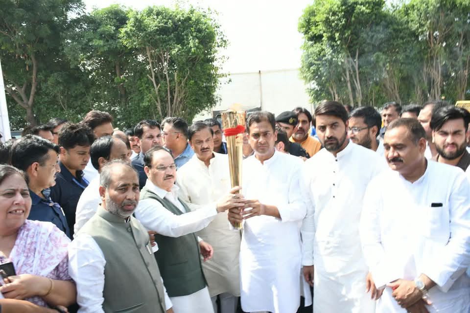 Gautam Buddha Nagar News: विकसित भारत के संकल्प से एकजुट हुआ गौतमबुद्ध नगर, जेपी नड्डा की मौजूदगी में सेवा ज्योति यात्रा, 2047 तक विकसित राष्ट्र बनाने का संकल्प