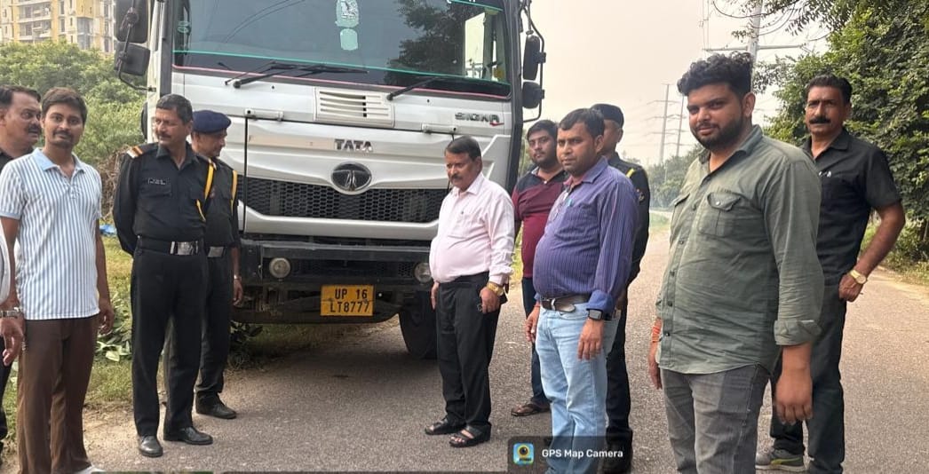 Greater Noida News: अवैध कूड़ा डंपिंग पर प्राधिकरण की कार्रवाई, एम्स गोल्ड होम पर ₹40,400 और डंपर पर ₹40,000 का जुर्माना