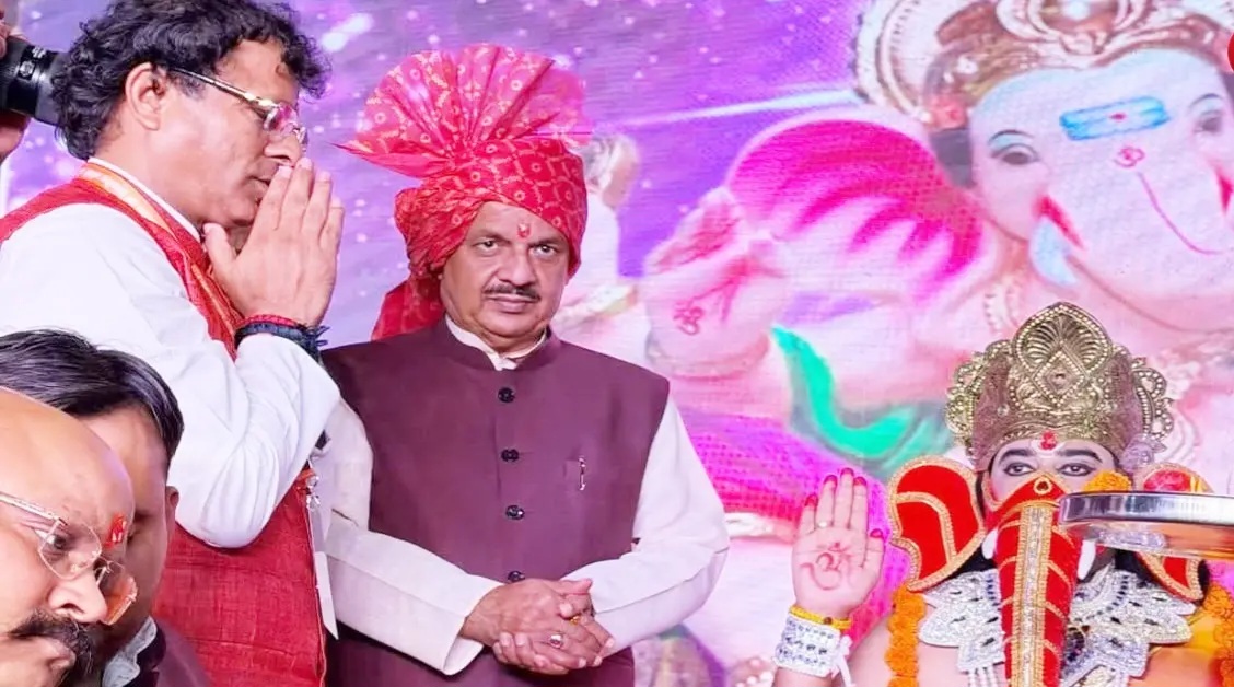 Noida Politics: मुकेश शर्मा की डॉ. महेश शर्मा के साथ तस्वीर चर्चा में, सपा टिकट की दावेदारी पर उठे सवाल