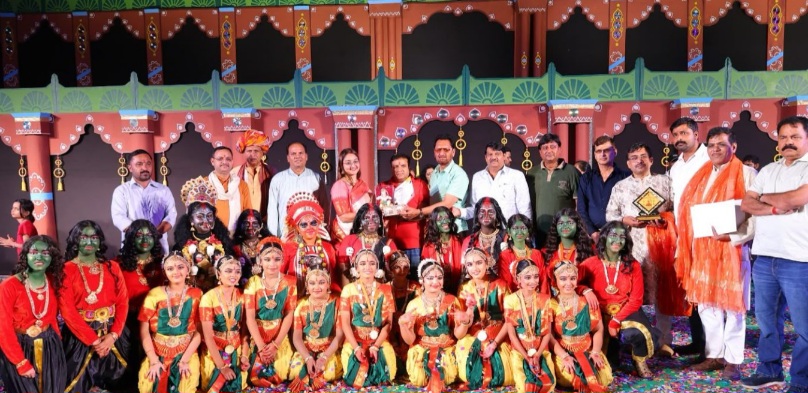 Greater Noida Ramlila 2026: एस्टर और ऑक्सफोर्ड पब्लिक स्कूल ने जीता प्रथम पुरस्कार, 800 से अधिक विद्यार्थियों ने नृत्य प्रतियोगिता में लिया हिस्सा