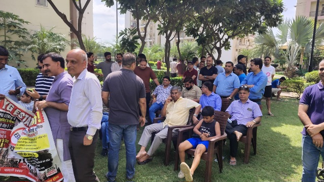 Supertech Czar Society Protest: सुपरटेक सीजर सोसायटी में मेंटेनेंस को लेकर सड़क पर उतरे निवासी, वाईजी एस्टेट को हटाने की मांग पर अड़े लोग; लिफ्ट, जलभराव, सफाई और सुरक्षा व्यवस्था पर उठाए सवाल
