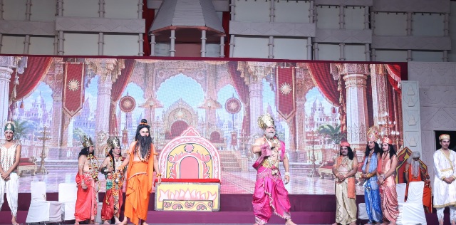 Noida Ramlila 2026: श्रीराम मित्र मंडल की रामलीला में ताड़का वध और राम-सीता मिलन का भव्य मंचन, 14 अक्टूबर को शिव धनुष भंग व परशुराम क्रोध की लीला