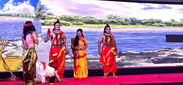Greater Noida West Ramlila 2026: दशरथ मरण और भरत मिलाप ने श्रद्धालुओं की आंखें की नम, केवट संवाद ने मोहा मन, खर-दूषण वध से गूंजा रामलीला मैदान