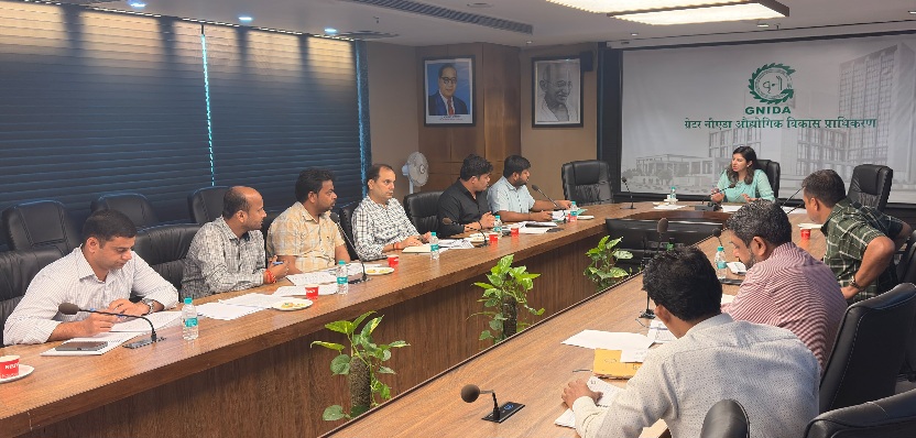 Greater Noida News: दिवाली पर रोशनी से जगमगाएंगे ग्रेटर नोएडा के प्रवेश द्वार, गोलचक्कर और गांव, एसीईओ प्रेरणा सिंह ने दिए निर्देश; 17 गांवों में लगेंगी स्ट्रीट लाइट, बादलपुर-अस्तौली के बिजलीघरों का निर्माण होगा तेज