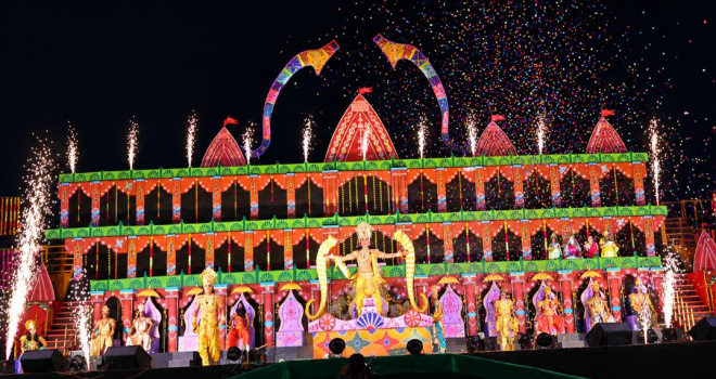 Greater Noida Ramlila 2025: ग्रेटर नोएडा साइट-4 रामलीला में 55 फीट की ऊंचाई पर टूटा 50 फीट का शिव धनुष, सीता स्वयंवर के भव्य मंचन पर गूंजे जय श्रीराम के जयकारे; परशुराम-लक्ष्मण संवाद के बाद चारों भाइयों का विवाह संपन्न