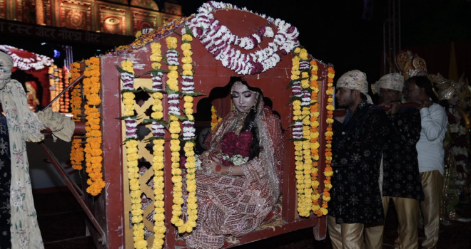Greater Noida West Ramlila: ग्रेटर नोएडा वेस्ट रामलीला में पालकी में विदा हुईं माता जानकी, राम वनवास के मार्मिक मंचन ने दर्शकों को किया भावुक; 5 किलोमीटर लंबी राम बारात में शामिल हुए 5 से 7 हजार श्रद्धालु, 20 अक्टूबर को गौर स्टेडियम में होगा रावण दहन