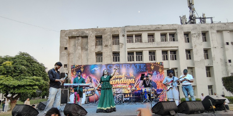 Greater Noida News: एक्यूरेट ग्रुप ऑफ इंस्टीट्यूशंस में भव्य गरबा नाइट, प्रसिद्ध गायिका एकता सिंह और डीजे धीर की प्रस्तुतियों पर झूमे हजारों विद्यार्थी
