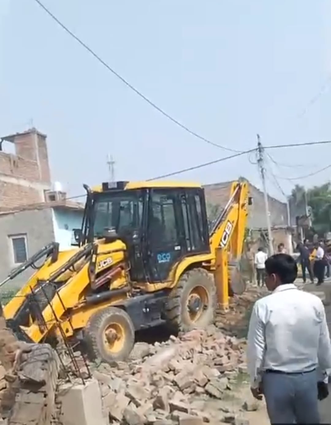Greater Noida News: NGT के आदेश के बाद हैबतपुर के डूब क्षेत्र में चला प्राधिकरण का बुलडोजर, 40 हजार वर्ग मीटर जमीन से अवैध निर्माण ध्वस्त; अवैध कॉलोनी बसाने की तैयारी पर कार्रवाई, जमीन खरीदने वालों के लिए प्राधिकरण की अहम अपील