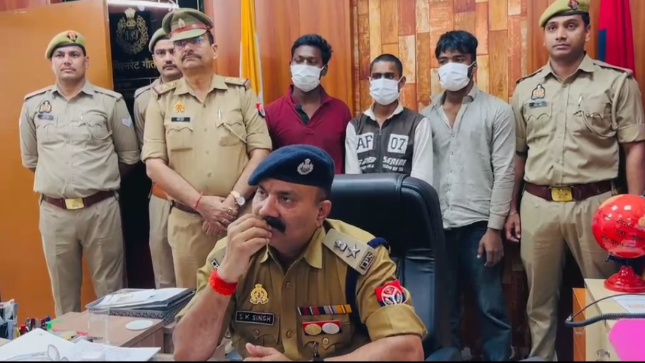 Greater Noida Crime News: ग्रेटर नोएडा में बाइक चोरी कर राहगीरों के मोबाइल छीनने वाले गिरोह का पर्दाफाश, 3 आरोपी गिरफ्तार और एक बाल अपचारी अभिरक्षा में; 11 मोटरसाइकिल, 10 मोबाइल फोन और 2 अवैध चाकू बरामद