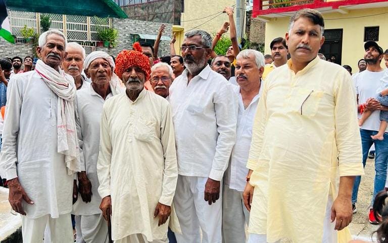 गुलिस्तानपुर गाँव की RWA ग्रामीण वेलफेयर सोसाइटी ने चौहान चोक पर ग्रामीण वासियों द्वारा ध्वजारोहण किया गया