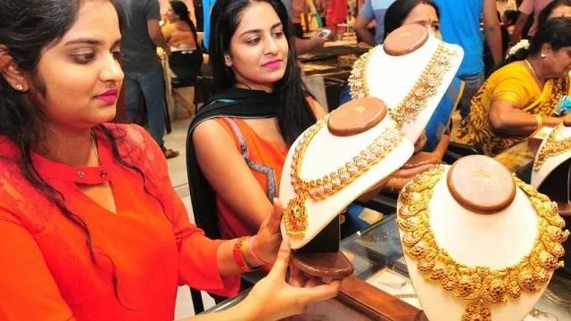 Gold Price: करवाचौथ से पहले सस्ता हुआ सोना, खरीदने के लिए दुकानों पर लगी लंबी लाइन