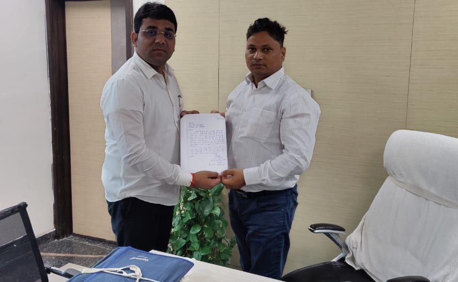 सेक्टर पी 3 के पार्कों की समस्या को लेकर सीनियर मैनेजर कपिल सिंह से मुलाकात की
