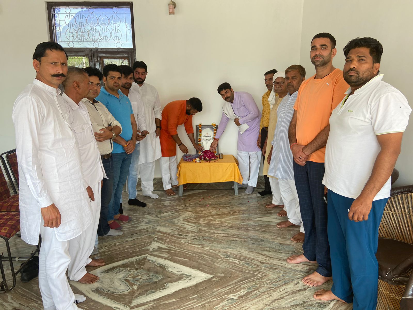 शहीद दरयाव सिंह गुर्जर की जयंती के अवसर पर उनकी प्रतिमा पर किए पुष्प अर्पित