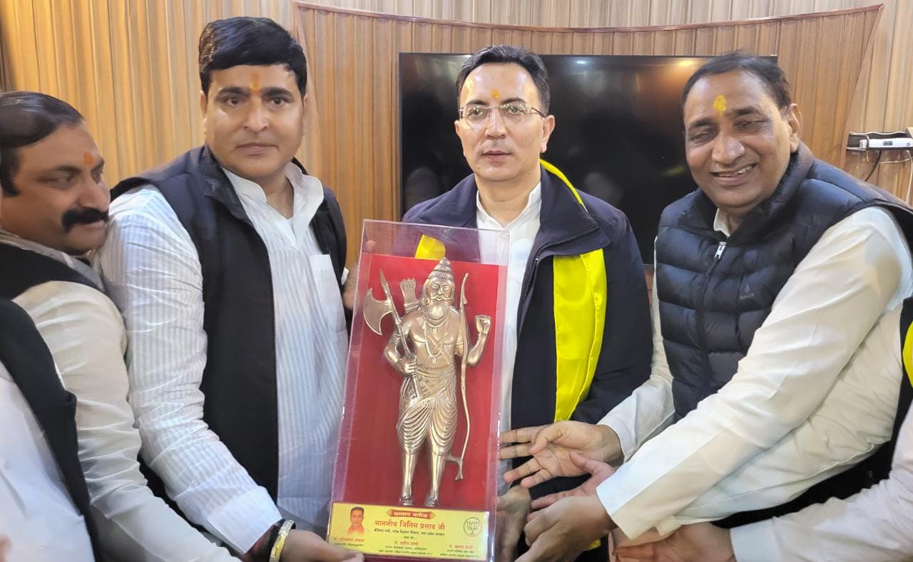 लोक निर्माण विभाग मंत्री पंडित जितिन प्रसाद लखनावली गांव में भाजपा नेता पंडित लोकमन प्रधान के घर, मकर संक्रांति पर्व के मौके पर सहभोज कार्यक्रम में पहुंचे
