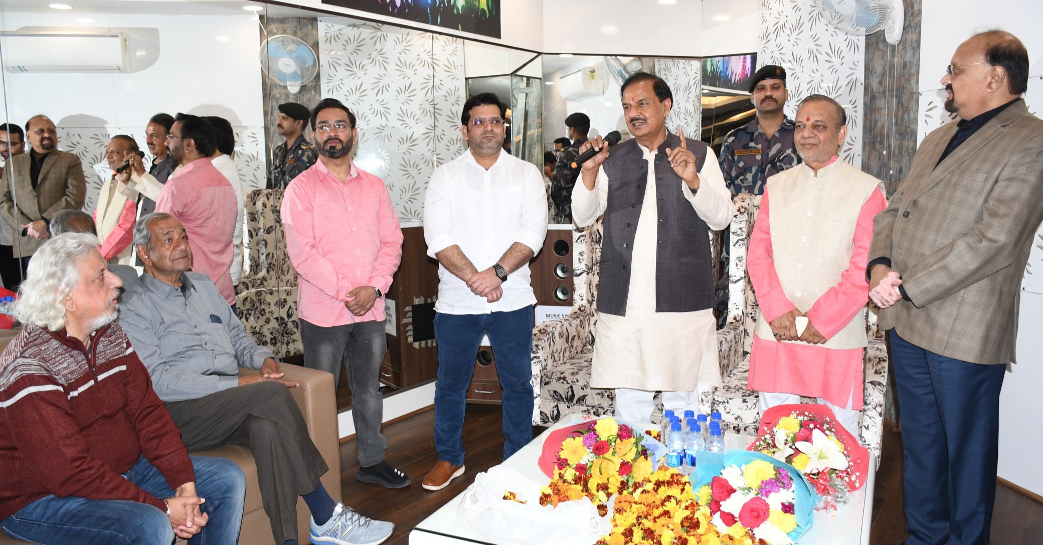 सांसद आपके द्वार’’ कार्यक्रमों के दौरान डा. महेश शर्मा सांसद ने नोएडा विधानसभा के पंचशील प्रतिष्ठा, सैक्टर-75, मैक्स व्हाइट हाउस,एपेक्स एथेना, जेएम अरोमा, इलाइट गोल्फ ग्रीन,आदित्य सेलिब्रिटी होम्स, सैक्टर-119,122 का भ्रमण किया और निवासियों की प्रमुख समस्याओं के बारे में जाना