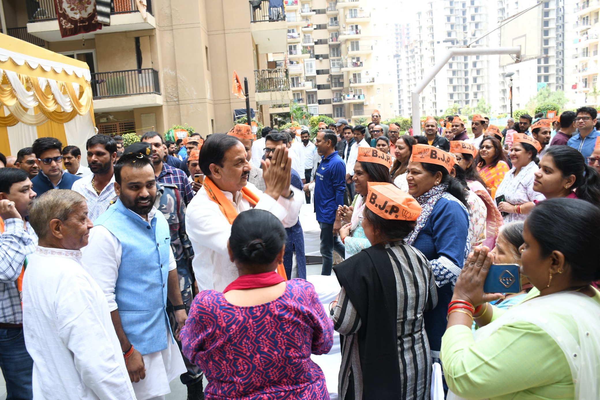 सांसद महेश शर्मा ने आपके द्वार’’ कार्यक्रमों के दौरान दादरी विधानसभा के आईसीटी एजेंसी पार्क, सेवर ग्रीन आर्क, लाॅ रेसिडेंशियल, पाम कोर्ट एवं डेल्टा-3, ग्रेटर नोएडा का भ्रमण कर सेक्टरवासियों की समस्याओं को सुना
