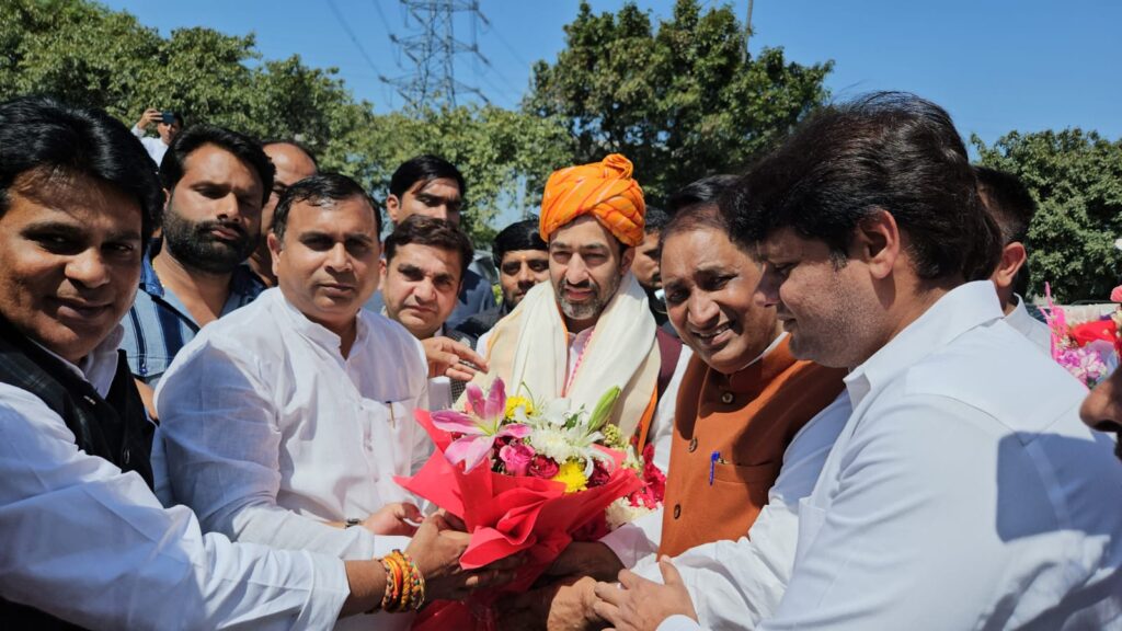 मोहित बेनीवाल का भाजपा कार्यकर्ताओं ने किया जोरदार स्वागत, क्षेत्रीय महामंत्री हरीश ठाकुर, अध्यक्ष गजेंद्र मावी, दादरी विधायक तेजपाल नागर व जिला पंचायत अध्यक्ष अमित चौधरी ने किया स्वागत