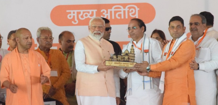 भारत रत्न चौधरी चरणसिंह के सम्मान में आयोजित इलाके साठा-चौरासी के भाजपा पश्चिमी यूपी के अध्यक्ष सतेंद्र सिसोदिया ने नरेंद्र मोदी को राम मंदिर भेंट किया