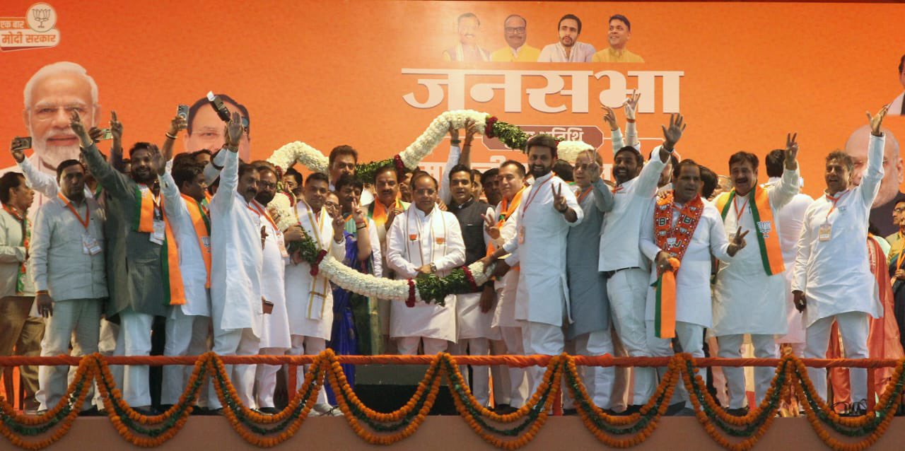 नोएडा में आने का मलाल और भारी भीड़ देखकर अमित शाह ने कह दी बड़ी बात, फोन पर संबोधित करते हुए डॉ. महेश शर्मा के विजय जुलूस में शामिल होने आउंगा नोएडा