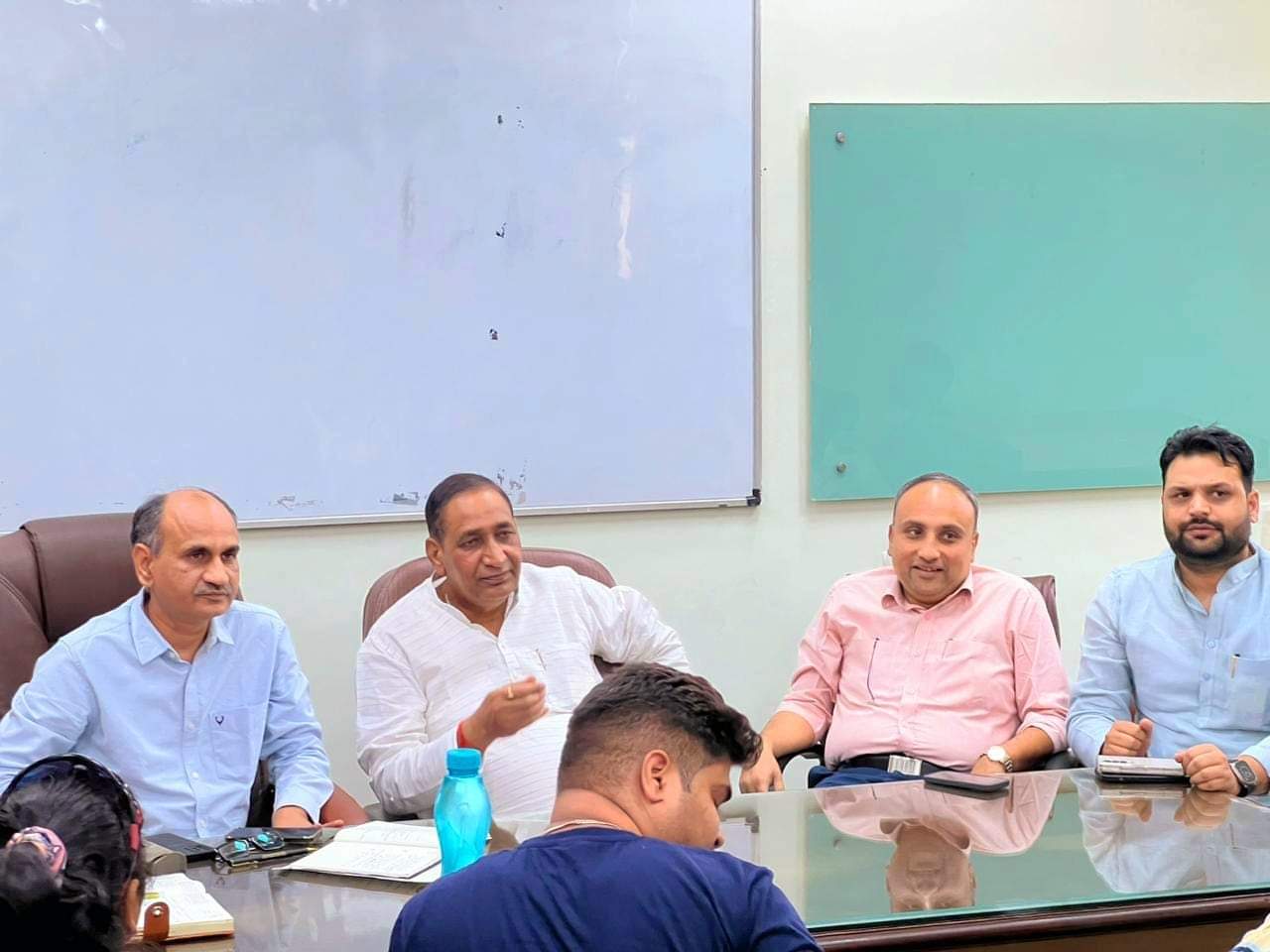 Greater Noida News: विधायक तेजपाल नागर ने उठाया ग्रेटर नोएडा वेस्ट का बिजली मुद्दा, मल्टी प्वाइंट कनेक्शन पर जोर, NPCL का सहयोग करें AOA