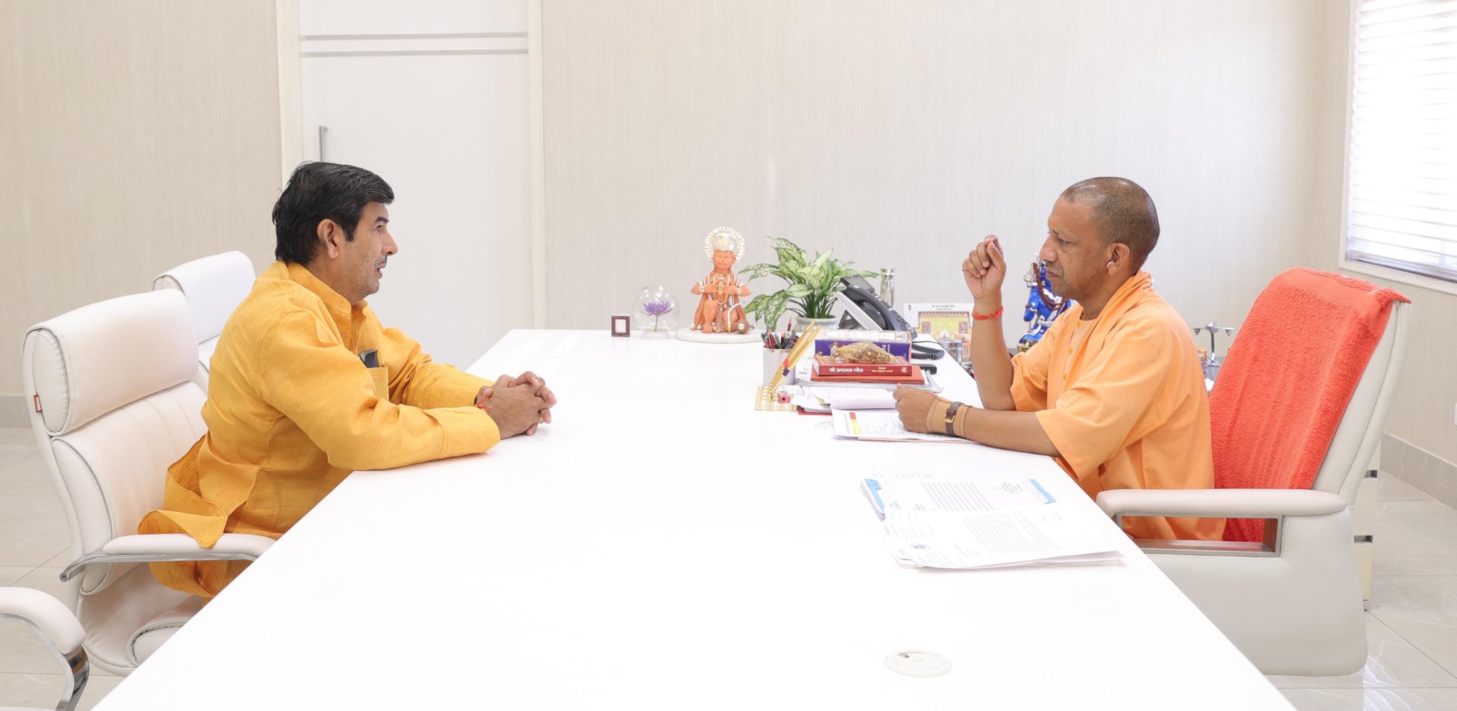 CM News: मुख्यमंत्री श्री yogi adityanath जी महाराज से लखनऊ में उ.प्र. विधान परिषद के MLC श्रीचन्‍द शर्मा जी ने शिष्टाचार भेंट की