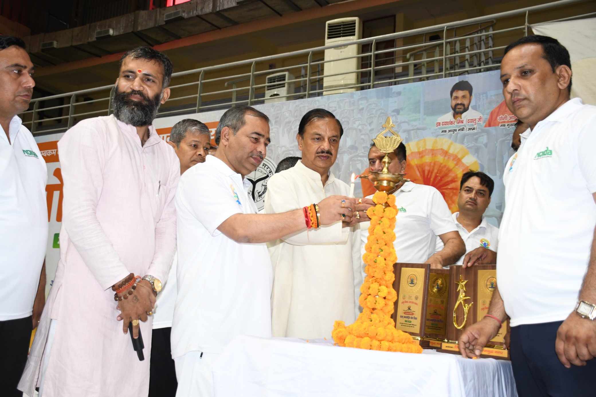 Greater Noida News: सांसद नोएडा, मंत्री उत्तर प्रदेश सरकार से लेकर डीएम तक ने किया योगा