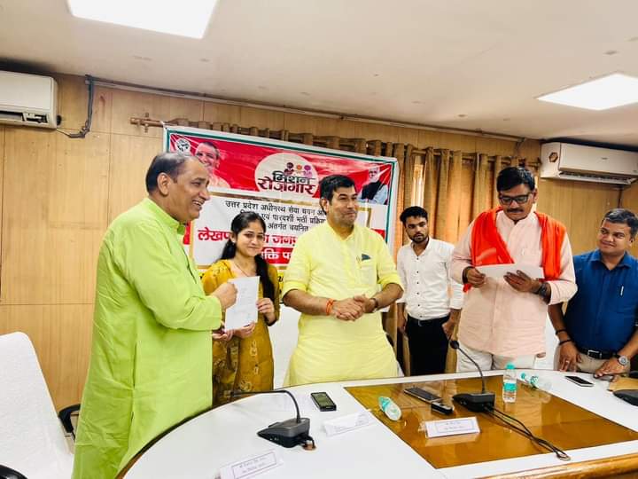 UP News: जनपद स्तर पर नव चयनित लेखपालों को नियुक्ति पत्र वितरण कार्यक्रम सफलतापूर्वक संपन्न, विधान परिषद सदस्य श्रीचंद शर्मा जेवर के विधायक धीरेंद्र सिंह, दादरी के विधायक तेजपाल नागर, जिलाधिकारी मनीष कुमार वर्मा मुख्य कार्यक्रम का लेखपालों को नियुक्ति पत्र वितरित किए गए।