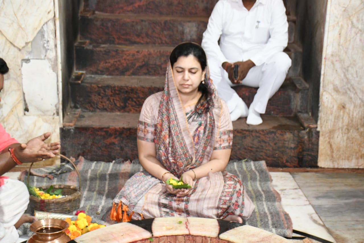 Deoria News: 'मुझे नाम और चेहरा याद नहीं रहता', डीएम दिव्या मित्तल का अनोखा वीडियो हुआ वायरल! उत्तर प्रदेश की खूबसूरत महिला DM का वीडियो हुआ वायरल