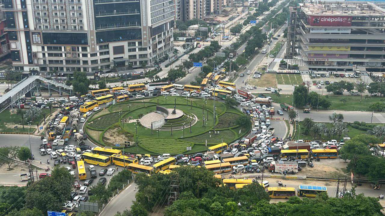 Greater Noida News: ग्रेटर नोएडा का मूर्ति चौक बना यातायात की बड़ी समस्या, स्कूली बच्चों की छुट्टी के समय रोजाना लगता जाम, प्राधिकरण से समाधान की मांग