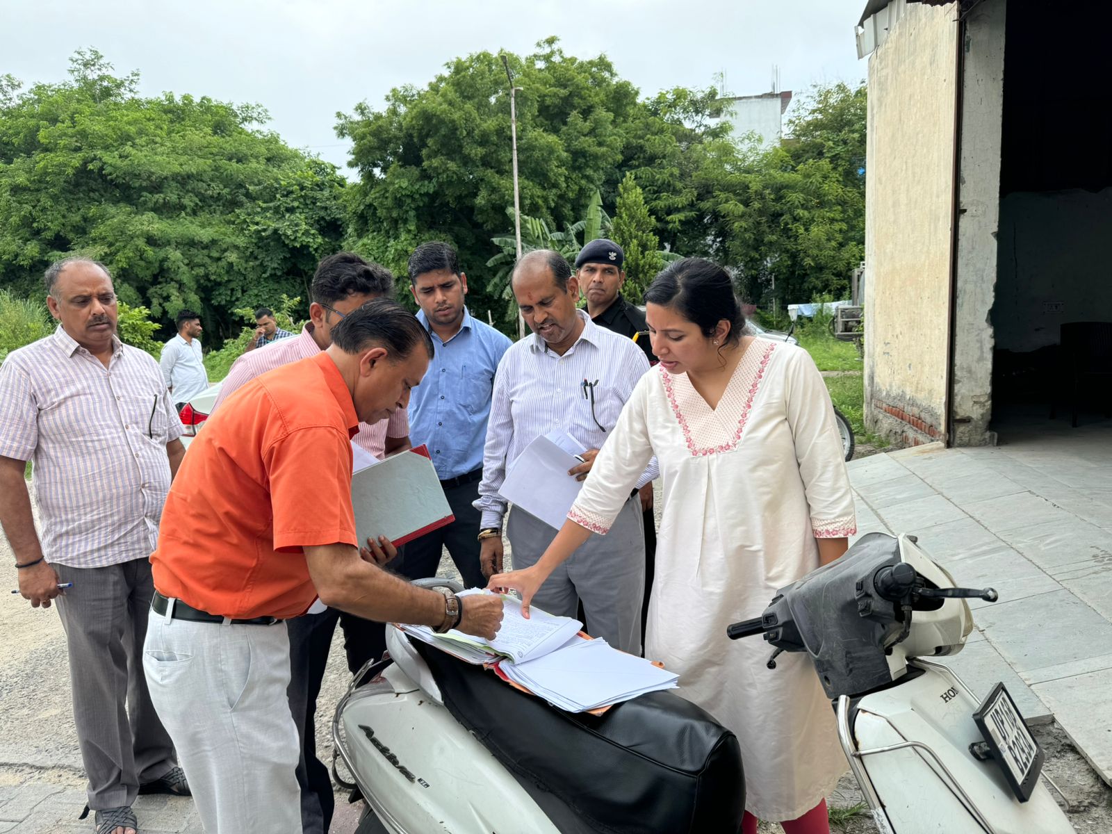 Greater Noida Authority News: एसीईओ प्रेरणा सिंह ने की आईजीआरएस पर लंबित शिकायतों की सख्त समीक्षा, गुणवत्तापूर्ण निस्तारण के दिए निर्देश, ACEO प्रेरणा सिंह के तेवर देख अफसर सकपकाए