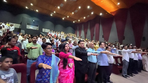2 Oct Greater Noida Authority News : राष्ट्रपिता गांधी और लाल बहादुर शास्त्री की जयंती पर ग्रेटर नोएडा में भव्य सांस्कृतिक उत्सव, राष्ट्र निर्माण का संकल्प और स्वच्छता अभियान की गूंज