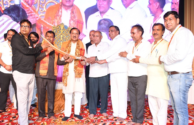Surajpur Ramlila News : नोएडा सांसद डॉ. महेश शर्मा ने बढ़ाई रामलीला की रौनक, भव्य बारात और विवाह का दृश्य बना आकर्षण का केंद्र!