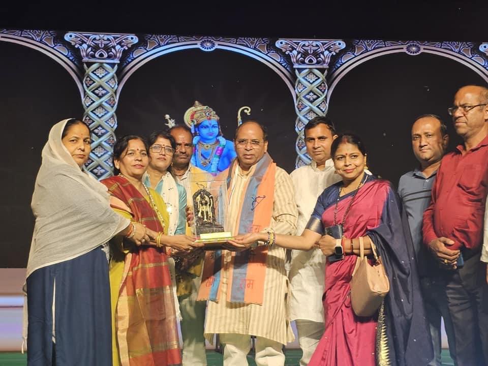 Greater Noida Ramleela News : रामलीला मंचन में अद्भुत लीलाओं का प्रदर्शन, अशोक वाटिका से लंका दहन तक की कथा ने दर्शकों को किया मंत्रमुग्ध, मुख्य अतिथि भाजपा प०उ० प्रदेश के क्षेत्रीय अध्यक्ष सतेन्द्र शिशोदिया रहे