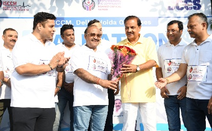 Noida News : एस.सी.सी.एम. ने सफलतापूर्वक आयोजित किया “मार्च-ऑन-फुट” वॉकथॉन, वॉकथॉन को नोएडा के संसद सदस्य, डॉ. महेश शर्मा ने हरी झंडी दिखाकर रवाना किया