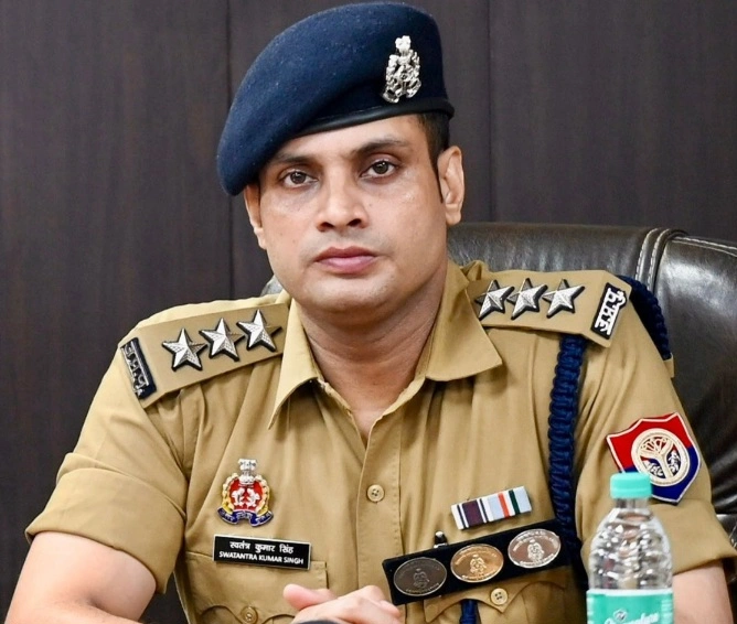 Breaking News : “बहादुरी और बेहतरीन पुलिसिंग का मिला इनाम” — नोएडा के तेजतर्रार ACP स्वतंत्र कुमार सिंह बने ASP, पुलिस महकमे में खुशी की लहर, नोएडा और गाजियाबाद में सक्रिय पुलिसिंग से बनाई पहचान, रक्षाबंधन पर बचाई युवती की जान, चर्चा में रहा मानवीय चेहरा