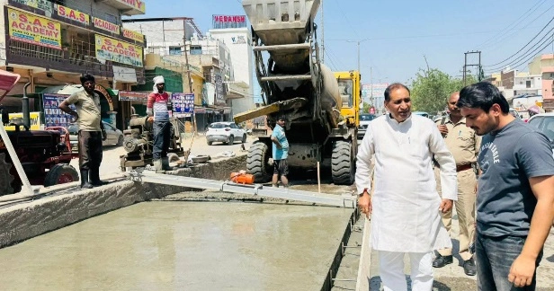 MLA Dadri Road News : “20 साल की बदहाली खत्म!, रेलवे रोड पर चला विकास का बुलडोजर—तेजपाल नागर ने खुद संभाली कमान”, दादरी में इंफ्रास्ट्रक्चर को नई रफ्तार, विधायक ने मौके पर पहुंचकर दिए सख्त निर्देश—अब बदलेगा शहर का चेहरा