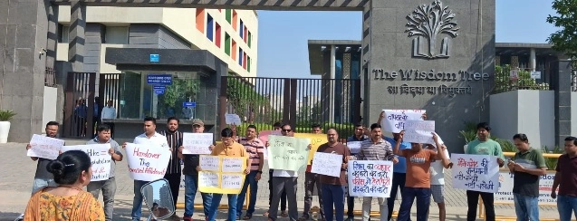 Breaking News : “40% फीस बढ़ाकर शिक्षा नहीं, अभिभावकों की जेब पर डाला बोझ!”, ग्रेटर नोएडा वेस्ट में द विजडम ट्री स्कूल के बाहर फूटा गुस्सा, पोस्टर-बैनर लेकर सड़क पर उतरे पैरेंट्स, डीएम के आदेश के बावजूद फीस वृद्धि से बढ़ा विवाद, स्कूल के बाहर लगे पोस्टर, गूंजे नारे
