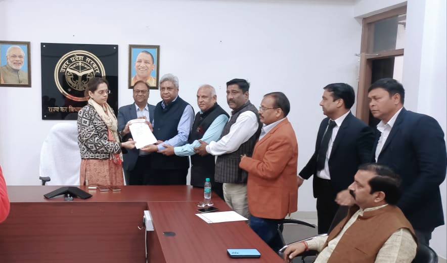 व्यापारिक संगठनों ने छापों के विरोध में जीएसटी विभाग के एडीशनल कमिश्नर गौतम बुध नगर को सौंपा ज्ञापन