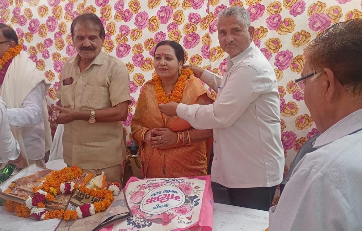 अनाज मंडी स्थित मंडी समिति कार्यालय पर कार्यरत प्रभारी सचिव मंडी समिति श्री राजेंद्र शर्मा को सेवानिवृत्ति के बाद सम्मानित किया गया