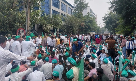 Noida Authority News : किसानों का धैर्य टूटा, प्राधिकरण के खिलाफ फूटा गुस्सा  81 गांवों के किसानों ने खोला मोर्चा, नोएडा प्राधिकरण में घुसने की कोशिश, अनिश्चितकालीन धरना शुरू, महिलाएं भी बड़ी संख्या में उतरीं सड़कों पर, किसानों ने बताया, “हमारी ज़मीन ली, वादे भूले गए”,  “अब नहीं सहेंगे वादे और धोखा” – गूंजा किसानों का हुंकार