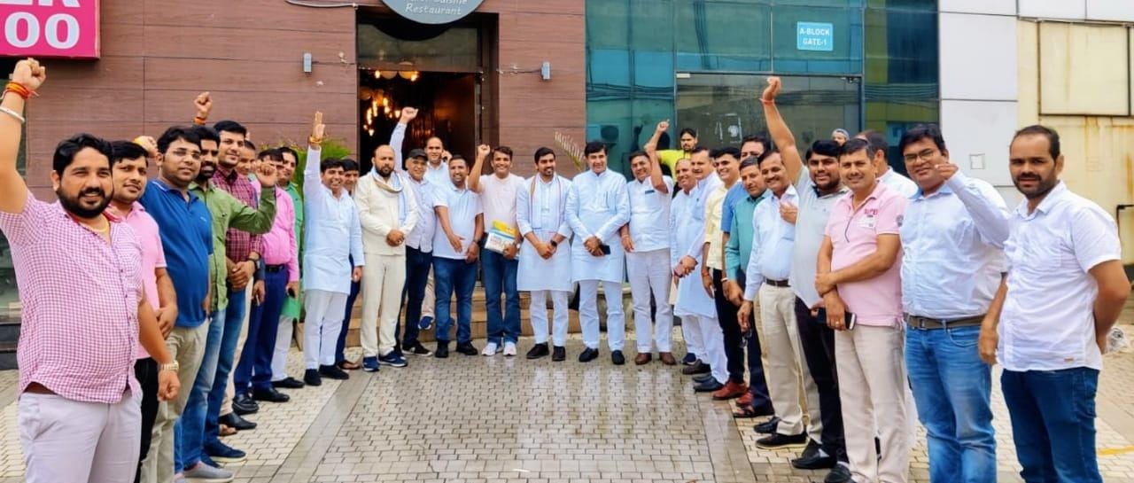 फेडरेशन ऑफ आर०डब्ल्यू०ऐज़ ग्रेटर नोएडा की प्रबंधकार्यकारिणी की बैठक सेक्टरों में व्याप्त समस्याओं व प्राधिकरण द्वारा आर०डब्ल्यू०ए की अनदेखी को लेकर एन०आर०आईं सिटी में सम्पन्न हुई बैठक