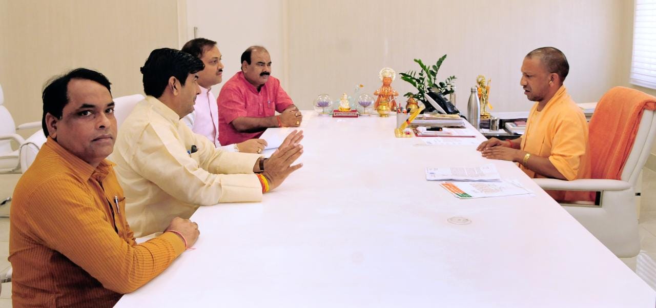 Lucknow Update: 2 महीने में सातमी वार मिले MLC श्रीचंद शर्मा मुख्यमंत्री योगी आदित्यनाथ से, उठाया प्रदेश के शिक्षकों व शैक्षणिक संस्थाओं का समस्याओं का मुद्दा