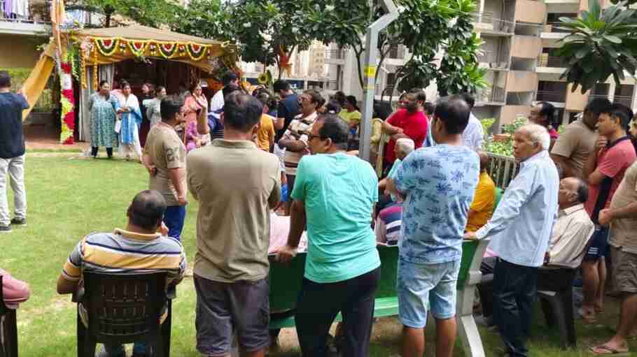 Greater Noida West Temple News : ग्रेटर नोएडा वेस्ट की सोसाइटी में मंदिर हटाने को लेकर हंगामा, निवासियों ने प्राधिकरण के खिलाफ किया विरोध प्रदर्शन