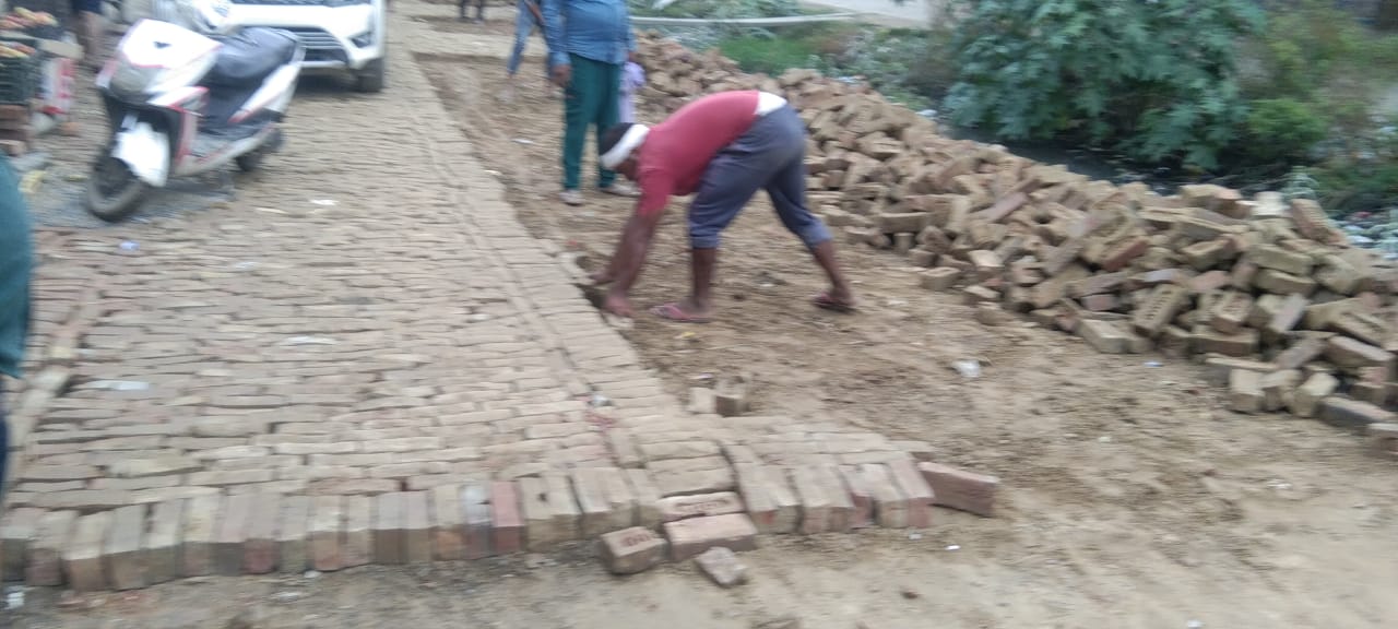 खेड़ा धर्मपुरा में ग्रेटर नोएडा अथॉरिटी के द्वारा मुख्य मार्ग जीटी रोड तक सड़क निर्माण कार्य किया जा रहा है पूर्व मंडल अध्यक्ष सुनील मावी ने 10 आदमियों के साथ आकर के मकान के आगे लग रहे खड़ंजा उखाड़ दिया एवं धमकी दी