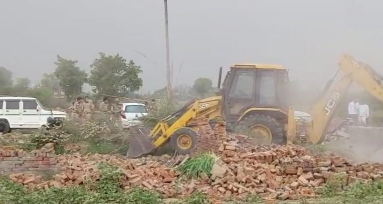 जेवर के दनकौर में चला योगी के बुलडोजर, बाईपास पर यमुना विकास प्राधिकरण ने चलाया बुलडोजर, अवैध कालोनियां काटने का आरोप